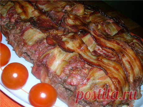 Марешаль праздничный (французская кухня).Марешалем называют блюда, когда запекаются вместе несколько видов мяса. Телятина - 1 кг, свинина постная - 500г, грудинка варено-копченая - 150 г, лук - 1 головка, чеснок - 1-2 зубчика, яйцо - 1 штука, бекон сырокопченый - 16-17 ломтиков, вино сухое белое - 0,5 стакана ( по желанию), бульон мясной - 1 стакан. Прокрутить свинину на мясорубке. Разрезать телятину вдоль волокон на тонкие ломтики - 10 - 12 штук.Отбить слегка каждый кусоч...