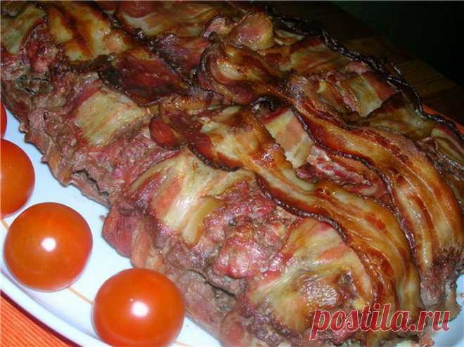 Марешаль праздничный (французская кухня).Марешалем называют блюда, когда запекаются вместе несколько видов мяса. Телятина - 1 кг, свинина постная - 500г, грудинка варено-копченая - 150 г, лук - 1 головка, чеснок - 1-2 зубчика, яйцо - 1 штука, бекон сырокопченый - 16-17 ломтиков, вино сухое белое - 0,5 стакана ( по желанию), бульон мясной - 1 стакан. Прокрутить свинину на мясорубке. Разрезать телятину вдоль волокон на тонкие ломтики - 10 - 12 штук.Отбить слегка каждый кусоч...