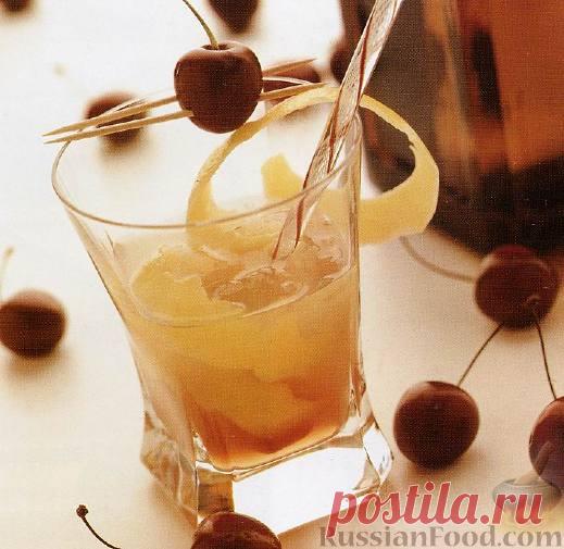 Коктейль Сингапурский Слинг (Singapore Sling). Этот коктейль был придуман во всемирно известном отеле Сингапура «Raffles» еще в 1915 году. Некоторые рецепты не включают содовую воду, и напиток получается крепче. Иногда добавляют несколько капель сиропа «Гренадин» для придания розового оттенка коктейлю, но это деликатный «румянец», не более того.