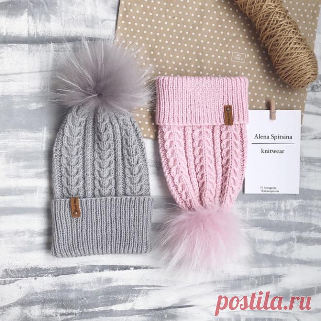 Очаровательная шапка спицами Расход 2/2/2/2/2/2-3/3/3 моткаСпицы №3,5 и №4.Раппорт узора 15 пет, 4 рядаВ описании представлены размеры на ОГ 42/44/48/50/52/54/56/58 смСпицами №3,5 набрать 72/74/82/86/88/90/96/100 пет + 1 пет для соединения в круг (не забываем развернуть вязание как показано в видео,для красивого...