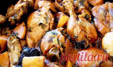 Курица, запеченная с тыквой в духовке Курица, запеченная с тыквой вкуснейшее блюдо, добавив немного чернослива и яблок полив соусом с апельсином и лимоном, получается песня! Мякоть тыквы пропитывается жирком от птицы, а мясо ароматом чернослива, яблок и апельсина. Кто не любит тыкву, тот обязательно начнет ее есть с удовольствием!