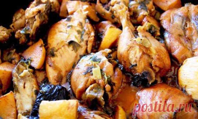 Курица, запеченная с тыквой в духовке Курица, запеченная с тыквой вкуснейшее блюдо, добавив немного чернослива и яблок полив соусом с апельсином и лимоном, получается песня! Мякоть тыквы пропитывается жирком от птицы, а мясо ароматом чернослива, яблок и апельсина. Кто не любит тыкву, тот обязательно начнет ее есть с удовольствием!