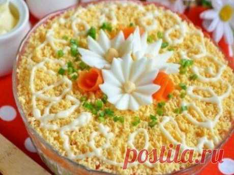 Пробовала у подружки — чуть язык не проглотила! Всем, кто ищет очень вкусный и недорогой салатик!!! - Идеи на любой случай На первый взгляд он ничем не примечателен, но уверяю вас, его стоит обязательно приготовить. Мои домашние — сметают моментально! Ингредиенты: Куриная печень — 350 г Огурцы маринованные — 2–4 шт. Яйцо крупное — 4 шт. Морковь — 4 шт. Лук — 4 шт. (или 2 крупных) Майонез — 100 г Соль — по вкусу Масло […]