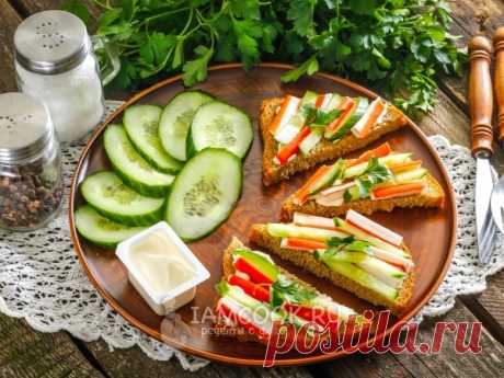 Бутерброды с крабовыми палочками и огурцом — рецепт с фото пошагово. Бутерброды с крабовыми палочками и огурцом - быстрый и питательный перекус.