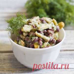 Салат с красной фасолью и сухариками