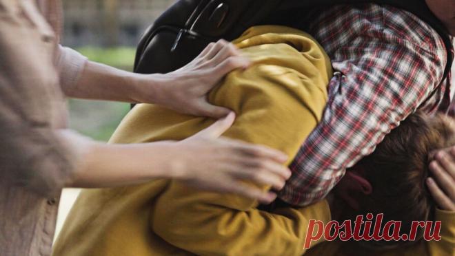 "Назвал не так": ссора костромских подростков закончилась дракой в школе. В Костроме подростки подрались в школе после ссоры из-за того, что кто-то назвал кого-то "не так". Об этом сообщает "ЧП Кострома". Инцидент произошел в стенах гимназии N15. По словам свидетелей, причиной ссоры ...