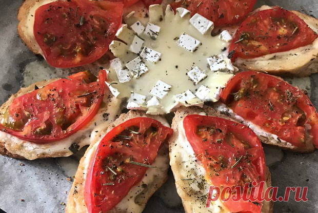 Запеченный сыр камамбер с багетом и прованскими травами