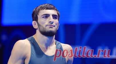 Отказ Блесецкого от рукопожатия и поражение от Оруджева в концовке: вольник Магомедов завоевал серебро на ЧМ по борьбе. Абасгаджи Магомедов стал серебряным призёром в весовой категории до 61 кг на стартовавшем в Белграде чемпионате мира по борьбе. Выступающий в вольном стиле россиянин на пути к финалу разгромил всех соперников, не позволив трём из них набрать ни единого балла. При этом в четвертьфинале его визави Валентин Блесецкий нарушил существующий кодекс чести, отказавшись от…