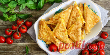 Конвертики из лаваша с сыром и колбасой на сковороде: рецепт - Лайфхакер