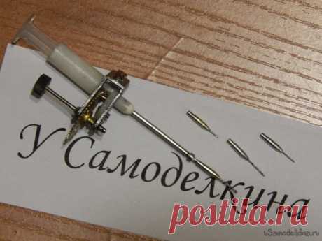 Механическая микродрель для моделизма И снова здравствуйте! Эта статья, я полагаю, будет интересна моделистам, а так же тем, кому приходится сверлить отверстия очень маленьких (менее миллиметра) диаметров с очень точным их положением. Различного рода электрические сверлилки, коими кишит интернет, не всегда подходят для таких задач