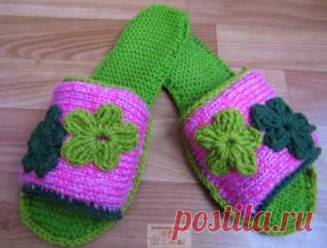Вязание тапочек-шлёпанцев спицами из остатков пряжи (+ВИДЕО) - Затейка.com.ua - рецепты вкусных десертов, уроки вязания схемы, народное прикладное творчество Хочу предложит вам подробное описание вязания и видео-урок по вязанию тапочек шлепанцев – удобной домашней обуви. Тапочки вяжутся двумя простыми техниками – платочной вязкой и лицевой гладью, их освоит любая начинающая вязальщица Для вязания тапочек-шлепанцев на понадобится: —остатки пряжи (желательно одинаковые по то...