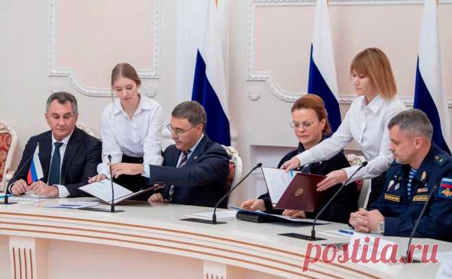Минобрнауки и Минобороны создали консорциум для помощи раненным на фронте. Министерство образования и науки совместно с Министерством обороны заключили соглашение о создании научно-клинического консорциума, который будет помогать, в частности, восстановлению бойцов военной операции на Украине новыми методами.