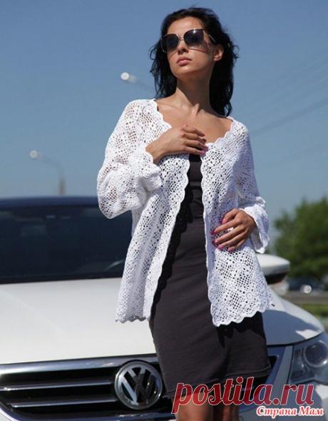 Ажурный белый кардиган. Безотрывное вязание мотивов Ажурный кардиган – мечта каждой девушки, который будет невероятно стильно и благородно смотреться, при этом вяжется он довольно-таки несложно, узор мотивов под силу даже мастерицам с небольшим опытом.