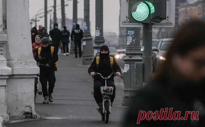 Компании оценили заработки курьеров перед Новым годом. На фоне повышенного спроса курьеры в Москве и Санкт-Петербурге могут рассчитывать на значительное увеличение своего заработка. РБК разбирался — как формируется доход в системе доставки и за что курьер может быть оштрафован