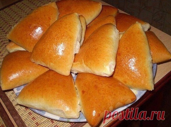 НЕЖНЕЙШИЕ ПИРОЖКИ БЕЗ МАСЛА И ЯИЦ…НА МАЙОНЕЗЕ! 
Тесто потрясающее, выпечка из этого теста получается мягкая, пышная, вкусная и не черствеет в течении нескольких дней! 

Ингредиенты; 
Майонез - 150 грамм; 
Соль - 1/2 ч.л; 
Сахар - 3 ч.л; 
Сухие дрожжи - 8 грамм (можно заменить на свежие 25 грамм); 
Мука - 4 стакана; 
Молоко - 1/2 стакана; 
Вода - 1/2 стакана. 

Приготовление: 

Для начала приготовим опару. Смешаем в миске теплое молоко и теплую воду, добавить дрожжи, сахар ...