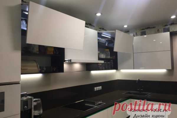 Как вам моя кухня с фасадами из стекла и без ручек после капитального ремонта? супруга например была в шоке))) Большая площадь позволила вместить просторную кухню с множеством ящиков, пеналом, бутылочницами, стиральной и посудомоечной машинами.


Дизайн с одной стороны очень лаконичный: белые фасады и черная столешница, но глянец стеклянных фасадов впечатляет и делает образ очень дорогим.

Не забыли и п