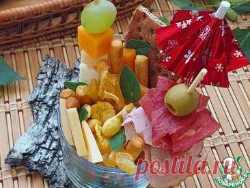 Фуршетный стаканчик &quot;Фруктово-сырно-мясной&quot;. Подобная порционная подача закуски удобна на мероприятиях неформального характера. Один стаканчик - и хозяйка освобождена от горы посуды и столовых приборов. Выбор наполнения - по вкусу, главное, чтоб продукты держали форму и не раскисали. Такие стаканчики эффектно выглядят, а приготовление не доставляет особых хлопот.
