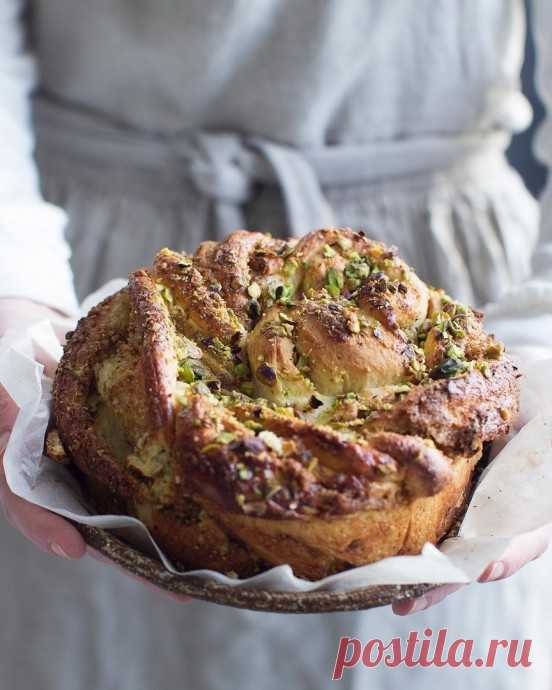 ​Крендель с фисташками