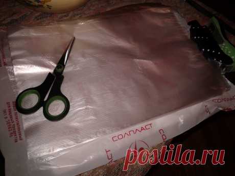 Для того, чтобы собака прочно стояла, вырезали из остатков пенопласта прямоугольные подставки. Крепила их я так: взяла деревянные шашлычные шпажки, поломала их пополам и вставила по две в основание лап, потом намазала поверхность строительными жидкими гвоздями и приклеила. Затем начался долгий процесс нарезания метелочек из полиэтиленовых кулечков.