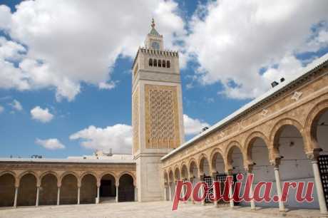 Великая мечеть или мечеть аз-Зейтуна, расположенная в медине города Туниса — это самая большая мечеть в стране. Не смотря на то, что немусульманам запрещается входить в молельный зал, один только внутренний двор мечети достоин посещения. Мечеть аз-Зейтуна выполнена в классическом стиле, с аркадами, колоннами и капителями. Входит в список Всемирного наследия ЮНЕСКО с 1979 года.