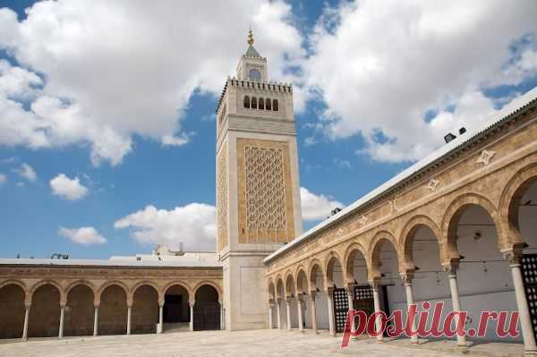 Великая мечеть или мечеть аз-Зейтуна, расположенная в медине города Туниса — это самая большая мечеть в стране. Не смотря на то, что немусульманам запрещается входить в молельный зал, один только внутренний двор мечети достоин посещения. Мечеть аз-Зейтуна выполнена в классическом стиле, с аркадами, колоннами и капителями. Входит в список Всемирного наследия ЮНЕСКО с 1979 года.