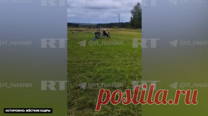 Изобретатель погиб при испытании самодельного вертолёта в Кировской области. На видео — момент гибели 88-летнего конструктора Владимира. Трагедия произошла на окраине деревни Залазна Кировской области, где изобретатель проводил испытания вертолёта, который собрал самостоятельно. При запуске двигателя одна из лопастей сорвалась и ударила мужчину по голове. Владимира срочно доставили в больницу, но спустя несколько часов он скончался. Супруга конструктора рассказала RT, что он мог бы выжить,…
