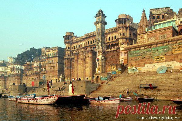 Священный город Варанаси в Индии.
