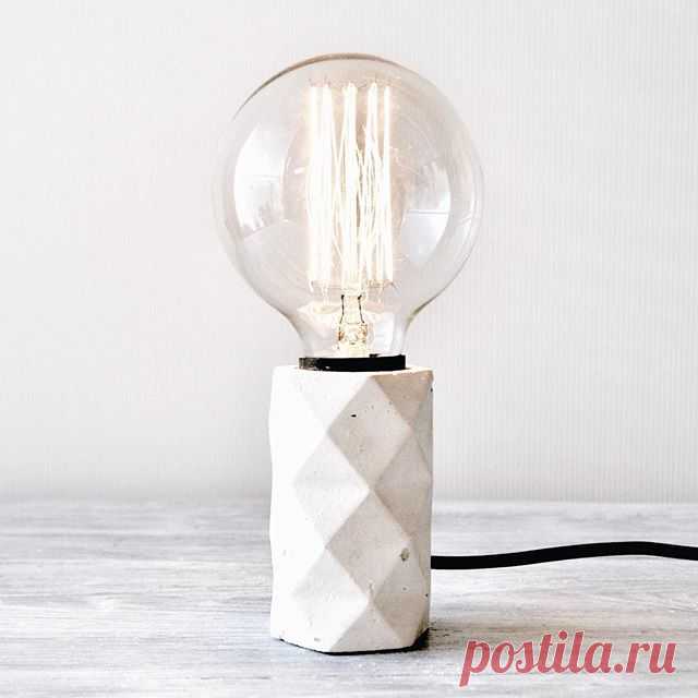 Lampka B-Geo White
.
.
_____
#betonove #concrete #beton #instadaily #vscopoland #concretelamp #edisonbulb #loftlight #whiteinterior #lighting #candletray #scandinaviandecor #scandinaviandesign #decoration #industrial #loftdecor #designer #polskidesign #wystrojwnetrz #dekoracje #homedecor #hygge #interiordesigninspiration #modernlighting #interiordesign #simplybeautiful #handcrafted #madewithlove #cosyhome #tv_living
