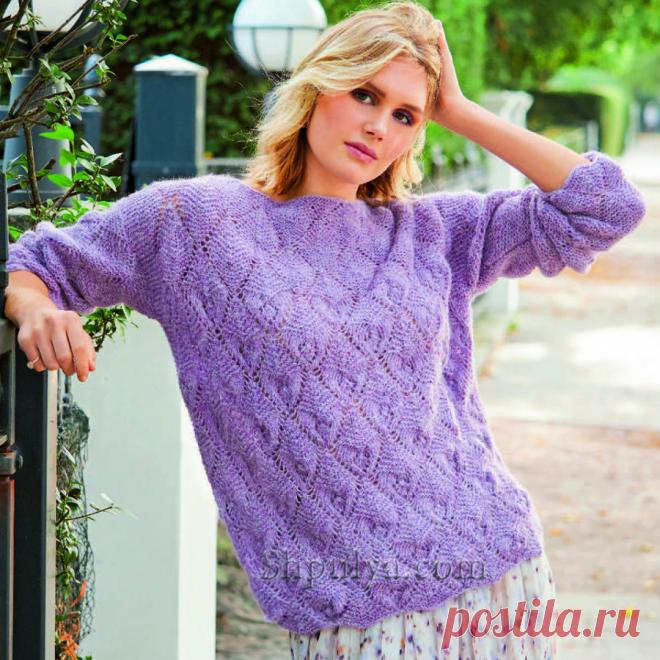 Вязаный пуловер впечатляет двумя видами ажурных ромбов, различия между которыми становятся понятны только при ближайшем рассмотрении.