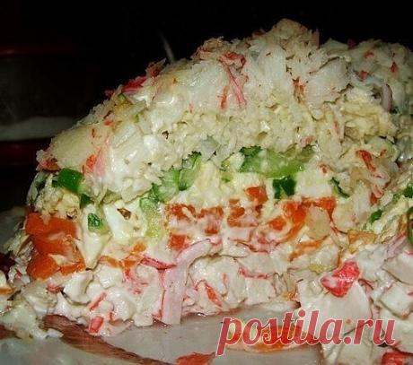 Салатик морской, слои перечислены сверху вниз

Ингредиенты:

1 слой-крабовое мясо, 
2 слой- сыр (на тёрке), 
3 слой-огурец, 
4 слой-яйцо,
5 слой-морковь, 
6 слой-сыр, 

Приготовление:

В обратном порядке уложить всё в форму (любую) предварительно в неё положить пищ. плёнку. Пусть полежит он часа 2. Перевернуть его, освободить от плёнки, обмазать и украсить икрой.
#салаты #сыр #огурцы #яйца