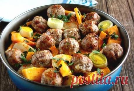 Сливочная тыква с фрикадельками - Будет вкусно - Социальная сеть "МТ.RU" Сливочная — в смысле, со сливками. Насыщенное ароматами и вкусами, яркое зимнее блюдо для праздничного ужина. Тыква пока есть в продаже, почему бы и не приготовить? Понадобится одна небольшая мускатная, например, сорт «Хоккайдо» или «Баттернат». Лук-порей нужен крупный, общим весом около 600 г, Подписывайтесь, читайте, комментируйте, ставьте лайки