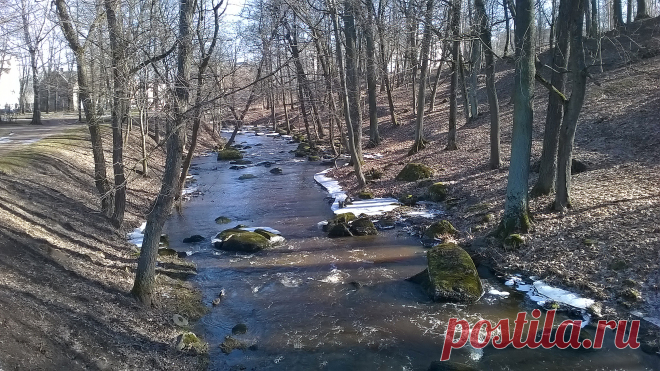 Караста (фин. Kaarosta) — река в России, протекает в городе Ломоносове (Петродворцовый район Санкт-Петербурга). Река через Шлюпочный канал впадает в Финский залив. Длина реки составляет 13 км.

г. Ломоносов, Ленинградская область, Россия