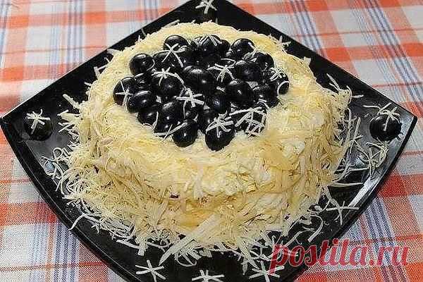 НОВОГОДНИЙ САЛАТ "ПЕРВЫЙ СНЕГ"

ИНГРЕДИЕНТЫ:
100 г отварного куриного мяса
80 г сыра
30 г грецких орехов
2 отварных яйца
майонез
темный виноград
соль

РЕЦЕПТ ПРИГОТОВЛЕНИЯ:
Нарезать соломкой курицу и яйца, натереть сыр на мелкой терке, мелко порубить орешки.
Выкладывать на блюдо слоями, каждый перемешав с майонезом, чуть подсолив: курица, орешки, сыр, яйца.
Перед подачей на новогодний стол выложить на салат виноград, разрезанный на половинки (косточки вынуть