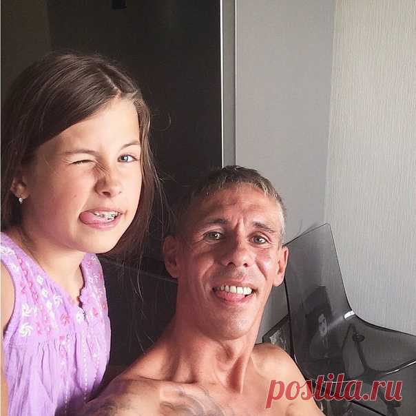 Друзья, НА ДНЯХ в вк появилась закрытая группа, где публикуется вся подноготная нашего шоубизнеса. Сегодня там уже 400 тыс подписчиков!! 
 
Такой материал вряд ли покажут по ТВ, поэтому ВХОД ОГРАНИЧЕН! 
 
👉🏻 vk.com/zakulyska - подписывайтесь сюда, чтобы попасть!