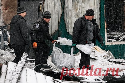 Раскрыты подробности о владельце сгоревшего кемеровского приюта с 22 погибшими. Основатель сгоревшего кемеровского приюта 31-летний Андрей Смирнов забирал пенсии своих постояльцев и заставлял их работать в собственном магазине. Пастор евангельской церкви Смирнов забирал деньги пожилых людей с помощью доверенностей, благодаря которым получал их пенсии. Он был судим за кражу.