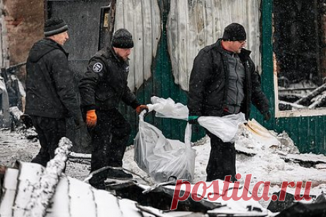 Раскрыты подробности о владельце сгоревшего кемеровского приюта с 22 погибшими. Основатель сгоревшего кемеровского приюта 31-летний Андрей Смирнов забирал пенсии своих постояльцев и заставлял их работать в собственном магазине. Пастор евангельской церкви Смирнов забирал деньги пожилых людей с помощью доверенностей, благодаря которым получал их пенсии. Он был судим за кражу.