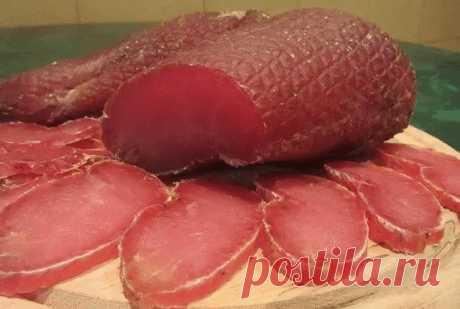 Вяленые куриные грудки (филе) 

2-2,5 кг куриного филе 
4-5 стол. ложек крупной соли с горкой 
1 ст.л чёрного молотого перца 
1 ст.л. красного молотого перца 

Соль и перец хорошо смешиваете в миске и обваливаете в этой смеси филе. 

Складываете в кастрюльку, накрываете пищевой плёнкой, придавливаете тарелкой и ставите в холодильник на 12 часов. 

ВАЖНЫЙ МОМЕНТ - НЕ ПЕРЕДЕРЖАТЬ ДОЛЬШЕ, ЧЕМ 12 ЧАСОВ! МЯСО БУДЕТ ПЕРЕСОЛЕННЫМ! 

Через 12 часов достаёте филе и тщательно промыв...