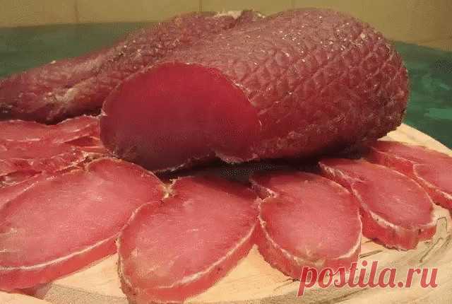 Вяленые куриные грудки (филе) 

2-2,5 кг куриного филе 
4-5 стол. ложек крупной соли с горкой 
1 ст.л чёрного молотого перца 
1 ст.л. красного молотого перца 

Соль и перец хорошо смешиваете в миске и обваливаете в этой смеси филе. 

Складываете в кастрюльку, накрываете пищевой плёнкой, придавливаете тарелкой и ставите в холодильник на 12 часов. 

ВАЖНЫЙ МОМЕНТ - НЕ ПЕРЕДЕРЖАТЬ ДОЛЬШЕ, ЧЕМ 12 ЧАСОВ! МЯСО БУДЕТ ПЕРЕСОЛЕННЫМ! 

Через 12 часов достаёте филе и тщательно промыв...