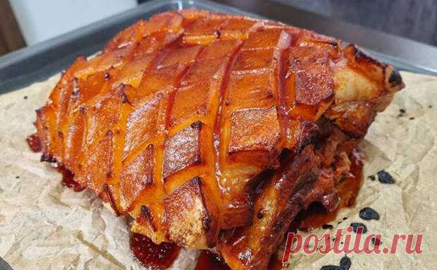 Легкий способ сделать самый дешевый кусок свинины вкуснее буженины: ставим засолочную корейку в духовку - Steak Lovers - 10 апреля - 43742860375 - Медиаплатформа МирТесен Мясо с чрезмерным содержанием жировой прослойки считается годным максимум на засолку, но мы покажем, как именно такое мясо приготовить вкуснее буженины. Никакого засаливания нам не потребуется: засолочную корейку после легкой подготовки нужно поставить в духовку. Ингредиенты: корейка, 1 морковь, 5 - 10 ап...