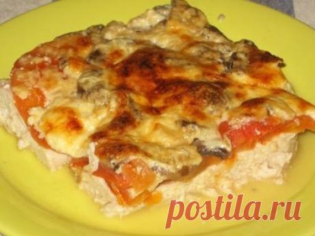 Куриная запеканка. Ингредиенты куриное филе 500 гр. помидоры 2 шт. твердый сыр 150 гр. сметана 15-20% 200 гр. шампиньоны 300 гр. соль по вкусу. растительное масло 1 ст.л. Куриное филе нарезать полосками или небольшими кусочками. Выложить в форму для запекания, форму предварительно смазать маслом. Филе посолить. Помидоры помыть и нарезать кружочками. Выложить на курицу. Грибы нарезать и выложить на помидоры, посолить. Сыр натереть на крупной терке и смешать со сметаной и солью. Сырно-сметанную…