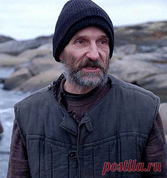 Погоня за бабками с утра до ночи. Разве это жизнь? Это и есть смерть. Живой труп, только в глазах доллар. В гробу карманов нет. Не заберёшь с собой ни эти деньги, ни дома, ни самолёты. Что же делать? Отдавать надо. Потихоньку, но постоянно. Деньги — зло. Но на них можно сделать очень много удивительного и многим помочь. 

Я, говорит, свободен. Отними у тебя — и ты раб. Свобода это не делать, что я хочу. Свобода — это свобода от греха, от страстей. Нужно научиться не обижат...