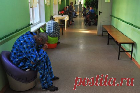 Безработного отправили в психбольницу за попытку убить четырех россиян. В Омске 20-летнего безработного, пытавшегося убить четырех россиян, отправили на принудительное лечение в психиатрическую больницу. В ходе следствия выяснилось, у молодого человека из-за долгого употребления психоактивных веществ развился острый психоз, сопровождавшийся слуховыми галлюцинациями.