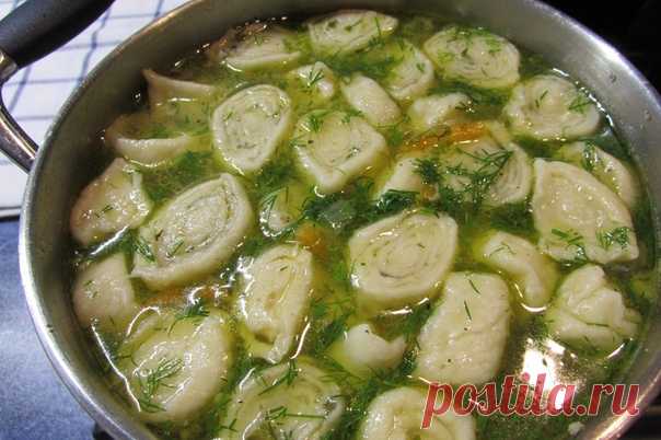 Куриный суп с галушками-рулетиками.

Ингредиенты:
-Курица - 0,5 шт
-Картофель - 2 шт
-Морковь - 0,5 шт
-Зелень (по вкусу)
-Лавровый лист - 2 шт

Для чесночных галушек:
-Яйцо - 1 шт
-Мука (сколько возьмет тесто) - 150 г
-Соль (щепотка)
-Масло растительное - 1 ст.л.

Приготовление:
1. Вначале сварим куриный бульон. Я для этого использовала полтушки курицы. Можете варить бульон на любых куриных частях.
Добавляем лаврушку, солим по вкусу. Я варила курицу 1 час.

2. Пока варитс...