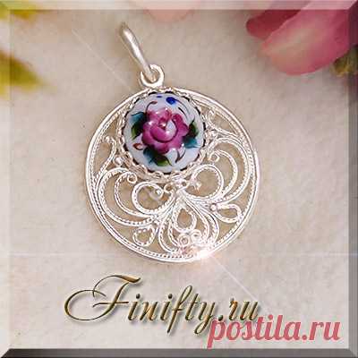 Кулон.
Ростовская финифть (горячая художественная эмаль).
Описание и цены по ссылке. 
https://finifty.ru/catalog/kulony-medalony/1884
Скидка на украшения с финифтью 10% 
при покупке финифти на сумму от 5000 руб.

#нашафинифть #кулон #эмаль #финифть
