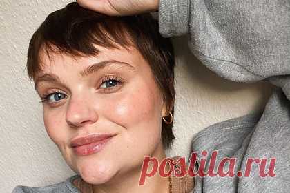Стилисты назвали самые модные прически 2022 года. Стилисты портала Who What Wear назвали девять самых популярных в 2022 году причесок. Например, в список вошла объемная и нарочито небрежная стрижка шэг, которая получила свое название от английского слова shaggy («лохматый»). Другой прической стала микси — это гибрид маллета (mullet) и пикси.