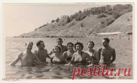 Пляжное ню, молодежь на море, парни, атлетика, девушки в купальниках, Крым, Ялта, Алупка