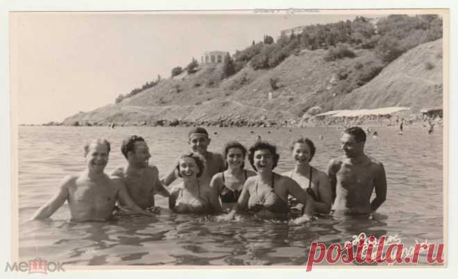 Пляжное ню, молодежь на море, парни, атлетика, девушки в купальниках, Крым, Ялта, Алупка