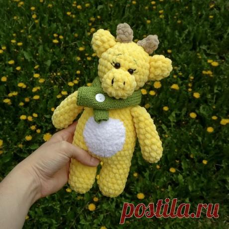 В этот июньский день (хотелось бы написать теплый, но увы, лето до нас еще не дошло) я хочу порадовать Вас еще одним бесплатным описанием. Кстати, в голосовании победил именно вариант коровки, так и появилась у меня Мурка модница.

Голова и тело вяжутся вместе единым блоком, не нужно мучатся пришивать.
Рост получается 25 см. 
Расход пряжи примерно полмоточка. 
Вяжется легко и быстро.

Фотографии игрушек по моему мк можно присылать в сообщения группы.

#светлые_игрушки #све...