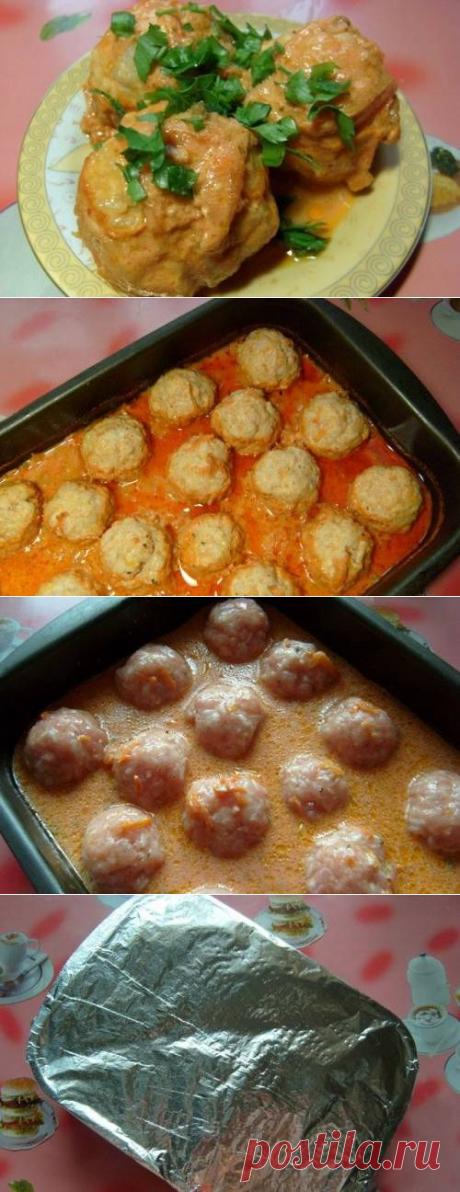 ЁЖИКИ из ФАРША с РИСОМ / Простые рецепты
400 г мяса 
100 г сметаны
1 зубчик чеснока
по 1 яйцу, моркови и луковице
1/4 стакана риса сухого
1 ст.л. томат. пасты
зелень сушеная и свежая
перец молотый
сахар
раст. масло
соль