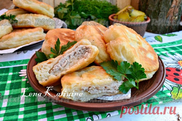Домашние беляши с мясом

Предлагаю вам попробовать приготовить домашние беляши с мясом. Делаются беляши из жидкого теста, получаются очень мягкими, нежными и безумно вкусными. Мягкими такие беляшики остаются и на следующий день. Попробуйте обязательно! 
Для приготовления домашних беляшей с мясом понадобится: 
мука - 600 г (для теста) + 150 г (для лепки); 
вода теплая - 400-450 мл; 
соль - 1,5 ч. л.; 
сахар - 1 ст. л.; 
дрожжи сухие - 2 ч. л.. 
Для начинки: 
фарш мясной (св...